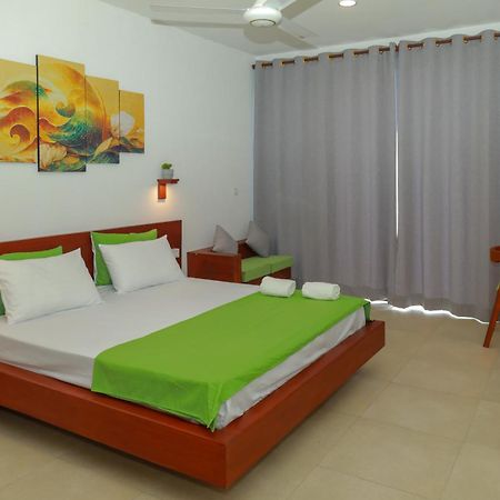 Traveller'S Hotel Hikkaduwa Exterior photo