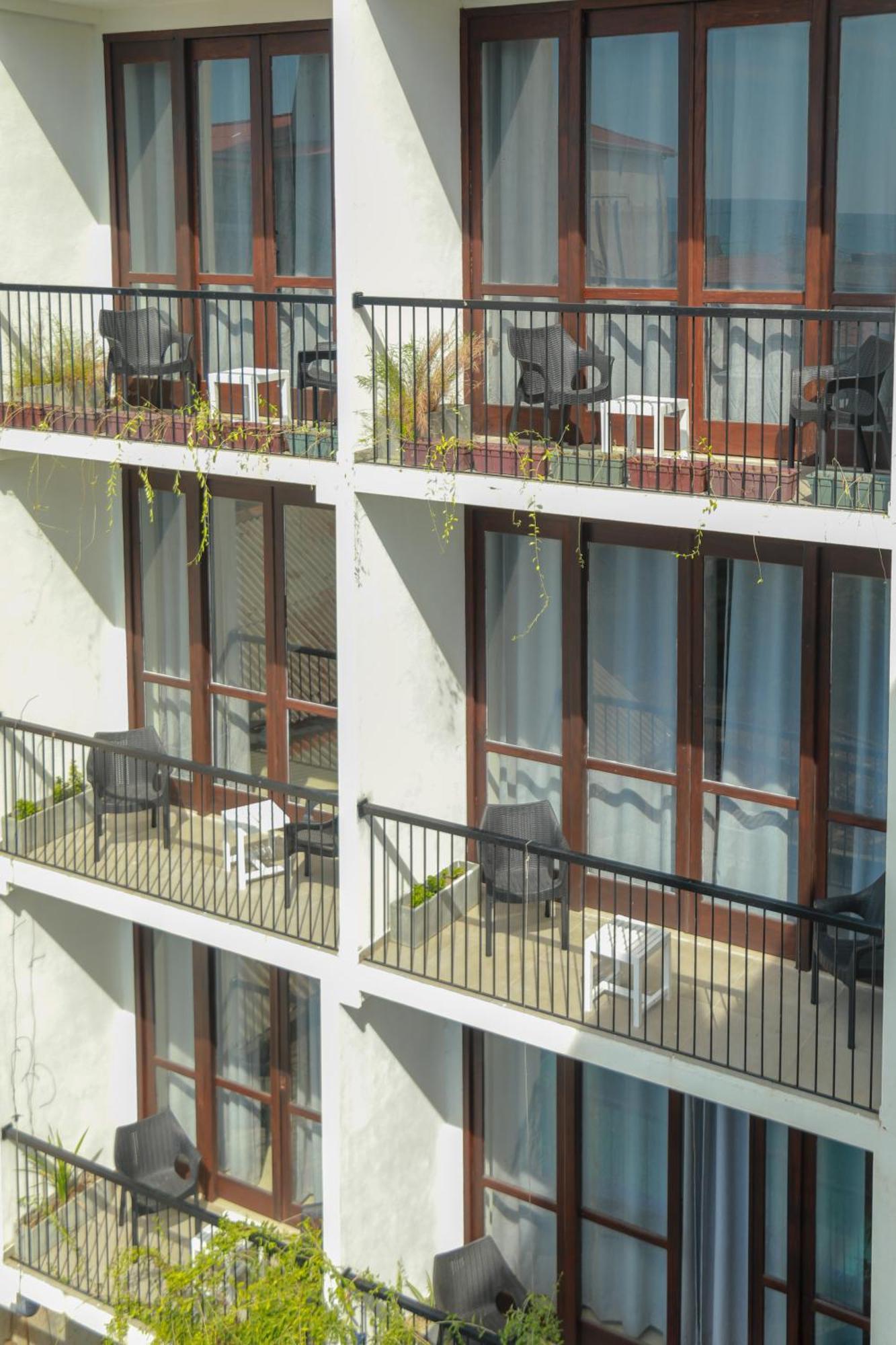 Traveller'S Hotel Hikkaduwa Exterior photo