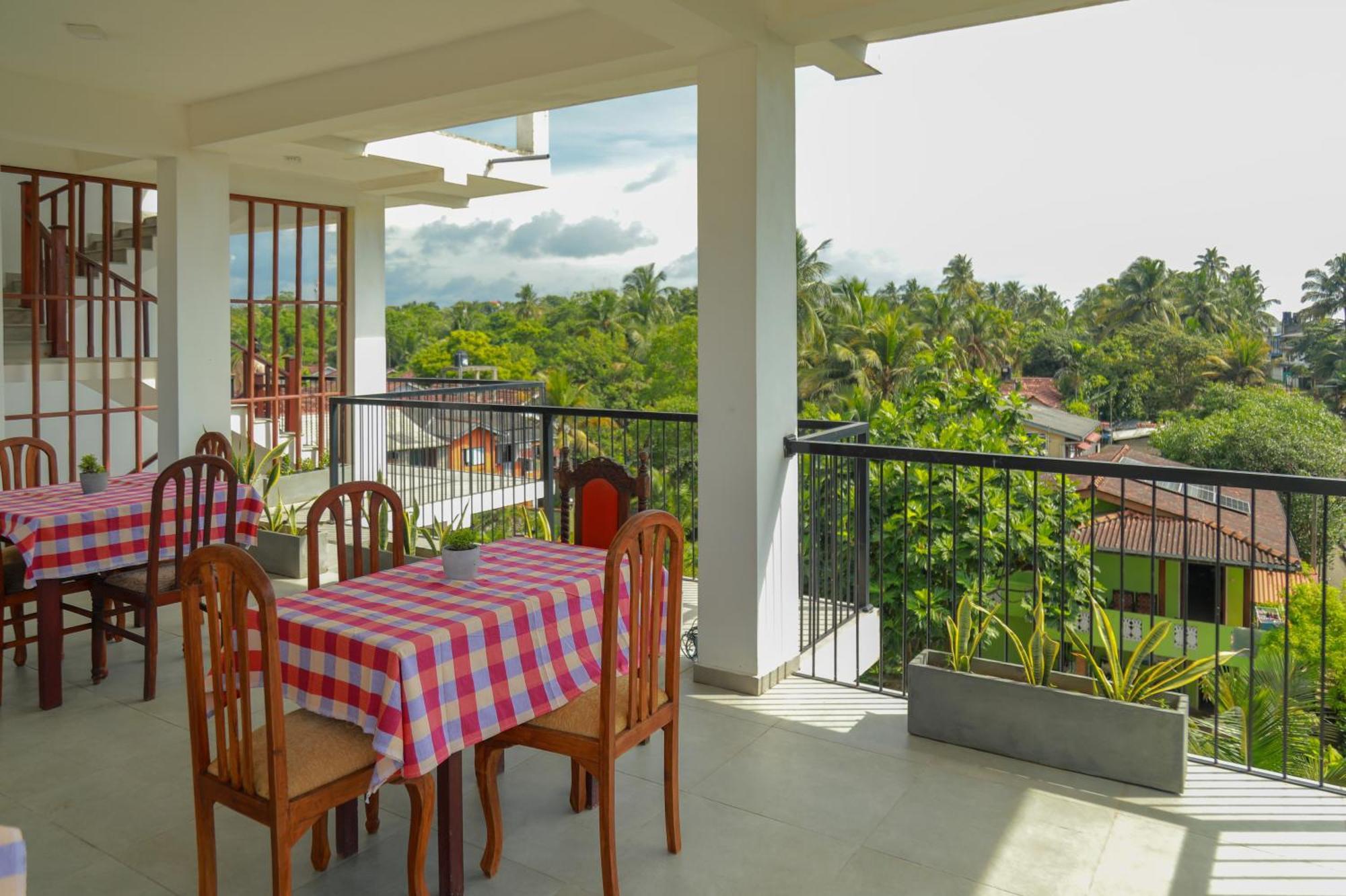 Traveller'S Hotel Hikkaduwa Exterior photo