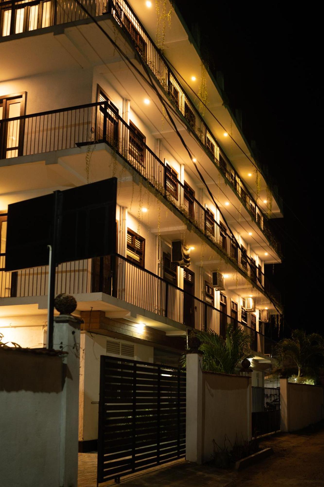 Traveller'S Hotel Hikkaduwa Exterior photo